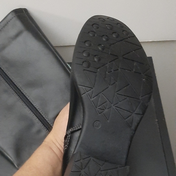 Size 7-8 Women black boots with First Nations designed embroidery. - Picture 4 of 5